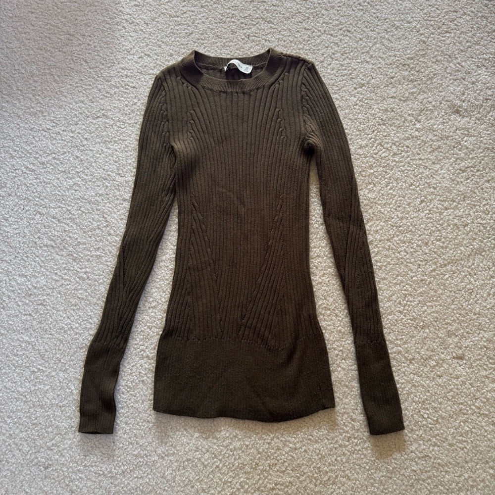 EUC Abercrombie fitted sweater